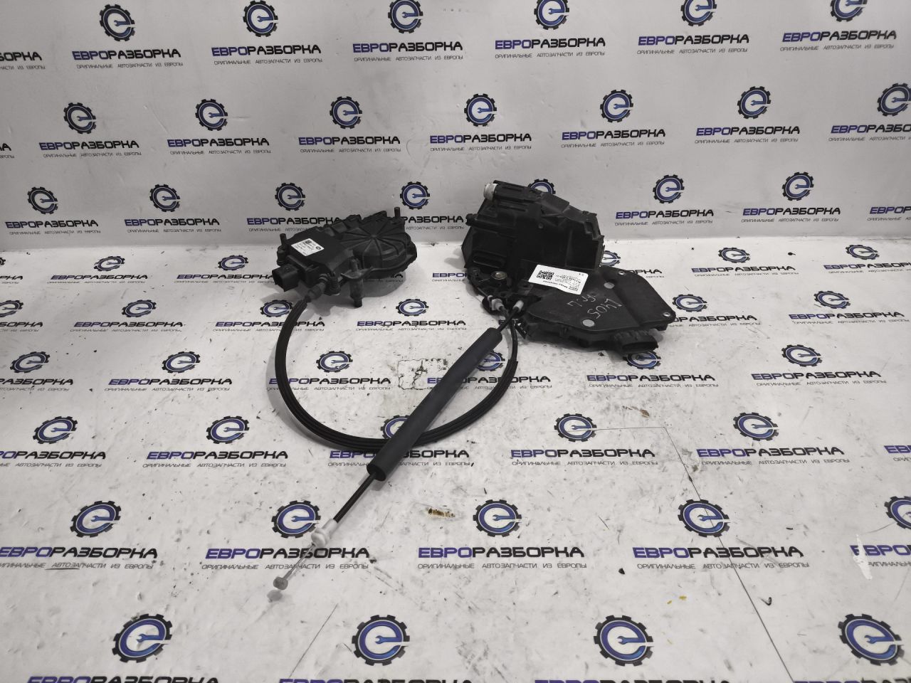 замок двери передней левой Land Rover Range Rover 4 поколение L405 2013, 4.4 л., дизель, АКПП, полный привод, правый руль, LR064860, CK52218A42AC, CK52218A42AE, LR108980, CK52218A42AF - фото №1