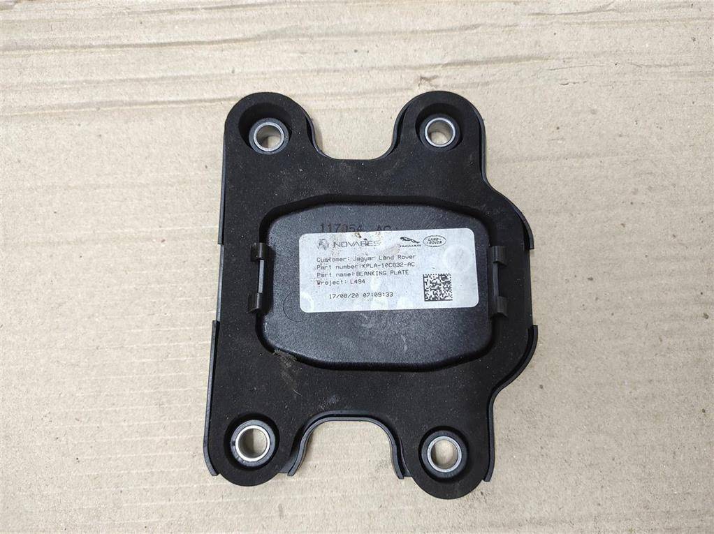 заглушка заднего бампера под крюк Land Rover Discovery 5 поколение L462 2020, 3.0 л., дизель, АКПП, передний привод, KPLA-10C832-AC, KPLA10C832AC - фото №1