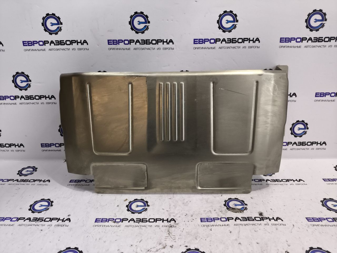 тепловой экран моторного отсека Bentley Continental GT 3 поколение 2023, 4.0 л., CVD, бензин, АКПП, красный, купе, полный привод, правый руль, 3SA119361 - фото №1