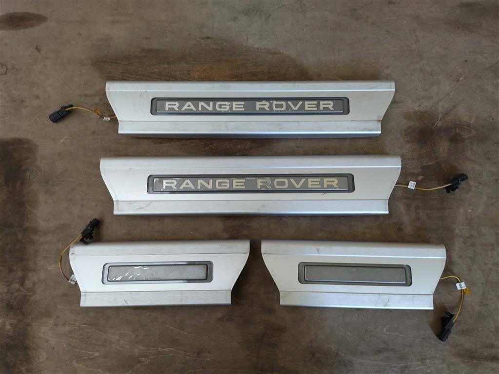 накладка на порог Land Rover Range Rover Sport 2 поколение L494 2017, 3.0 л., дизель, АКПП, передний привод, CPLA13201CB, CPLA13201CB, CPLA13200CB, CPLA13244CB, CPLA13245CB, LR067274, LR067276, LR067278, LR067280 - фото №1