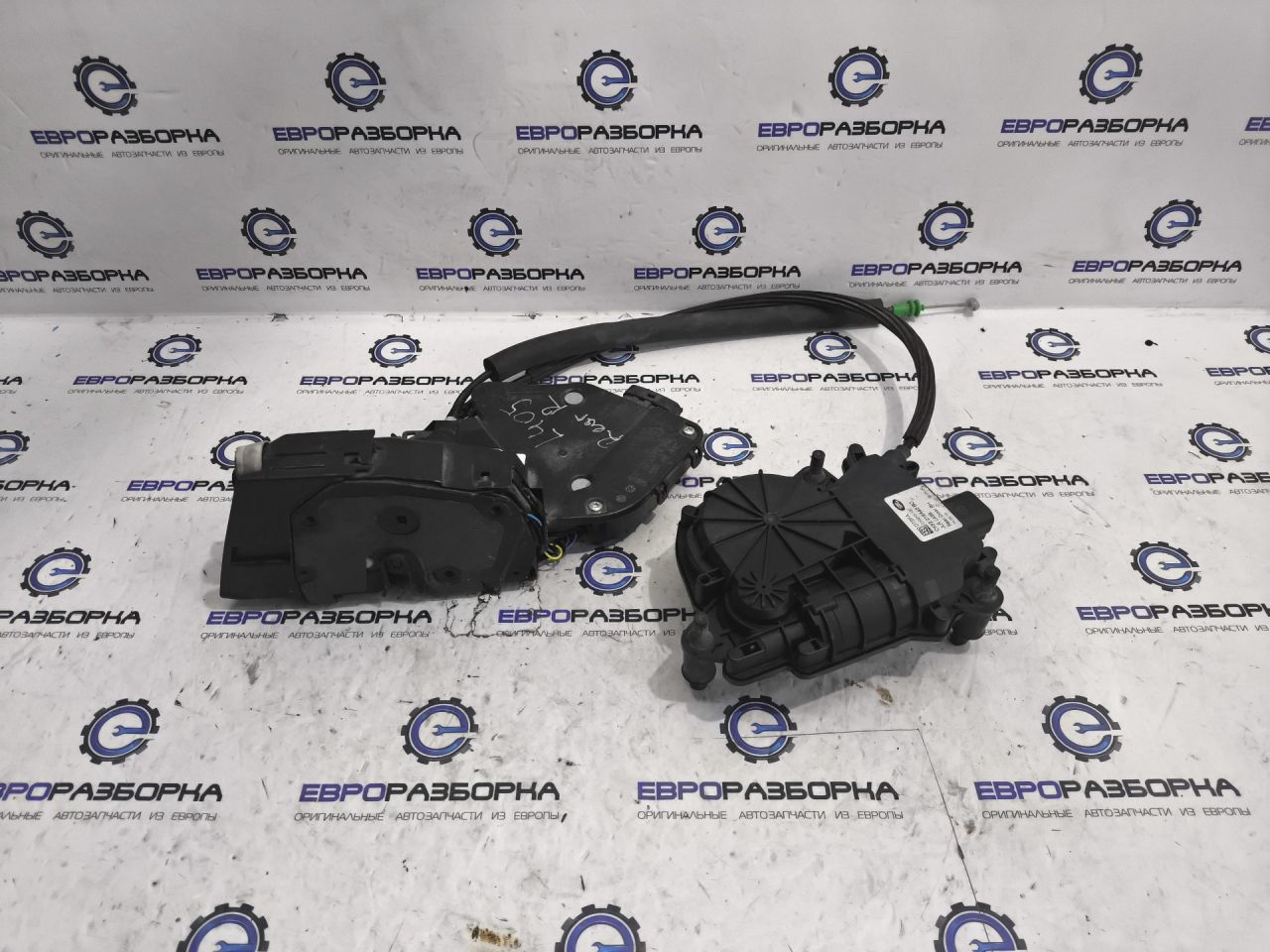 замок двери задней правой Land Rover Range Rover 4 поколение L405 2013, 4.4 л., дизель, АКПП, полный привод, правый руль, LR064861, CK52218A42BC, CK52218A42BE, LR108981, CK52218A42BF, CK52218A42B - фото №1