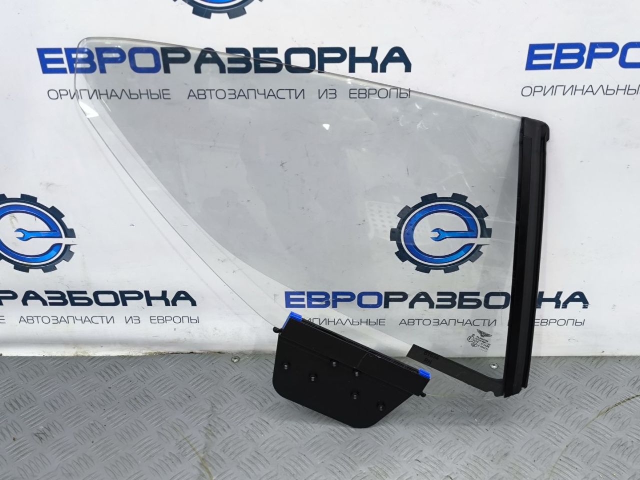 форточка в крыло правая Bentley Continental GT 3 поколение 2023, 4.0 л., CVD, бензин, АКПП, красный, купе, полный привод, правый руль, 3SD845298, 3SD845298C, 3SD845298H - фото №1