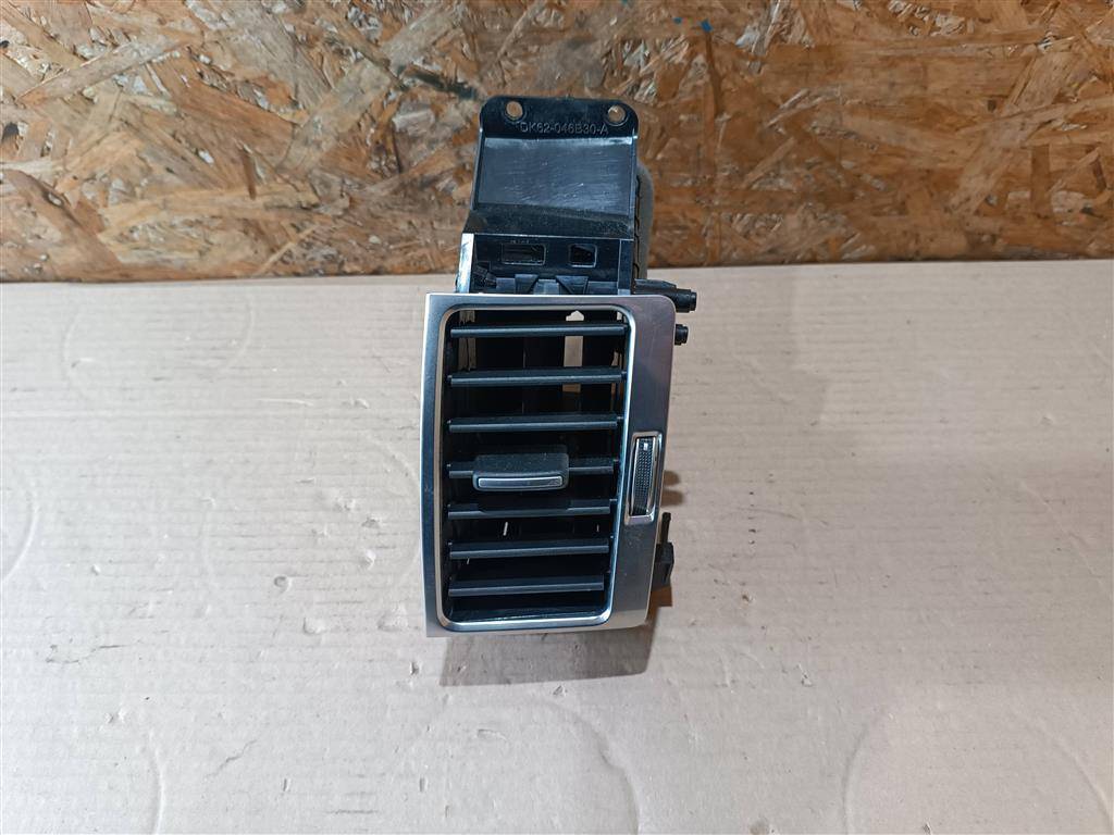 дефлектор обдува салона Land Rover Discovery 5 поколение L462 2019, 3.0 л., дизель, АКПП, передний привод, HY8201814AA, HY3201814AA, LR098233 - фото №1