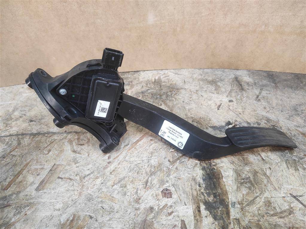 педаль Land Rover Range Rover 4 поколение L405 2015, 4.4 л., дизель, АКПП, полный привод, правый руль, LR072171, LR072171 - фото №1