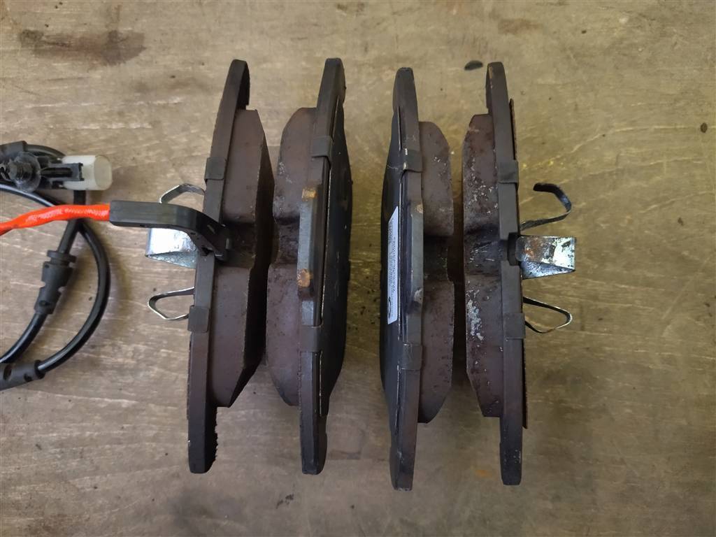 тормозные колодки Jaguar XE 1 поколение X760 2015, 2.0 л., дизель, АКПП, передний привод, LVXL1400, LVXL1400 - фото №1