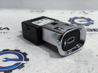 USB Разъем Bentley Bentayga 1 поколение [рестайлинг] 4V1 2023, 4.0 л., TFSI, DCU, бензин, АКПП, темно-зеленый перламутр, внедорожник 5 дв., полный привод, правый руль, 3G5035954