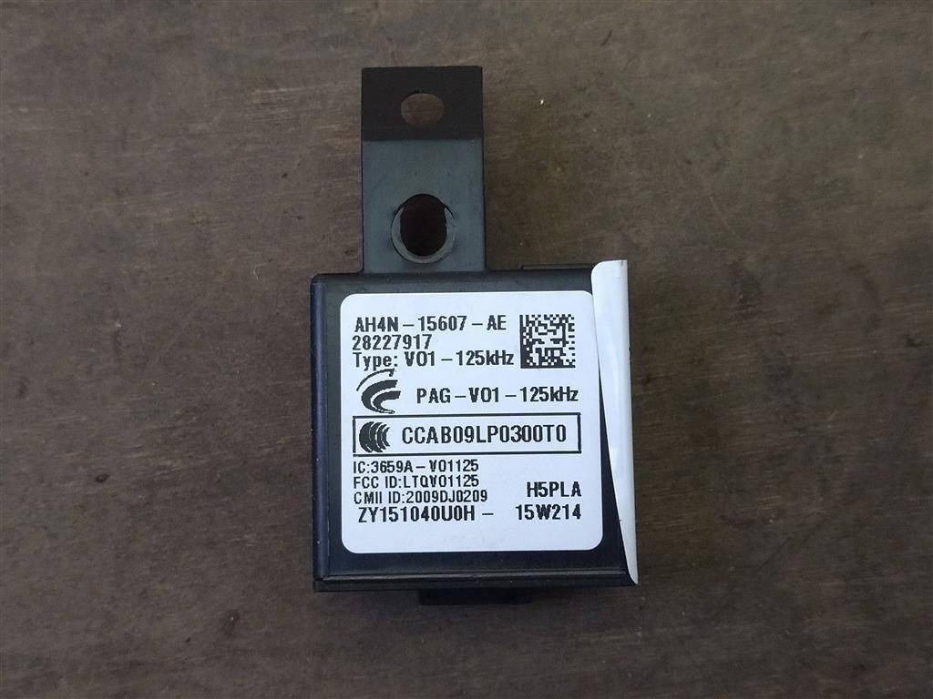 антенна Land Rover Discovery Sport 1 поколение L550 2016, 2.0 л., дизель, АКПП, передний привод, C2D2942, LR020114, AH4N15607AE, AH4N15607AE - фото №1