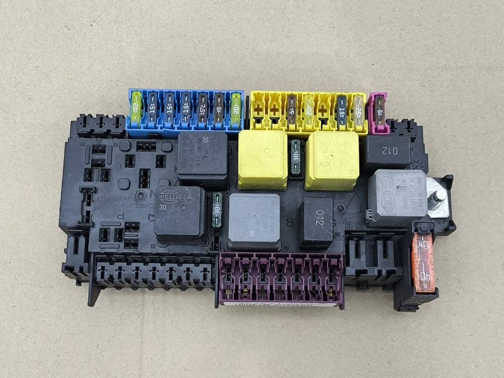 блок предохранителей Mercedes-Benz M-Класс W166 2014, 3.0 л., CDi, дизель, АКПП, передний привод, A1669068201 - фото №1