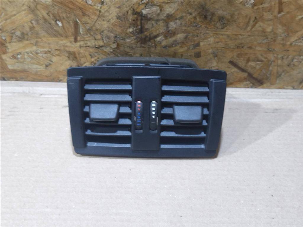 дефлектор обдува салона BMW 2 серия F22/F23 2017, 3.0 л., АКПП, передний привод, 64229265350, 64229265351 - фото №1