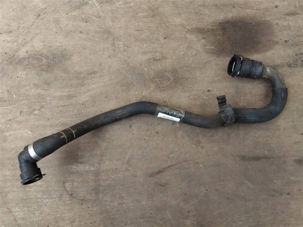 патрубок (трубопровод, шланг) Land Rover Discovery Sport 1 поколение L550 2016, 2.0 л., дизель, АКПП, передний привод, LR000943, 6G918B160RF, LR000943 - фото №1