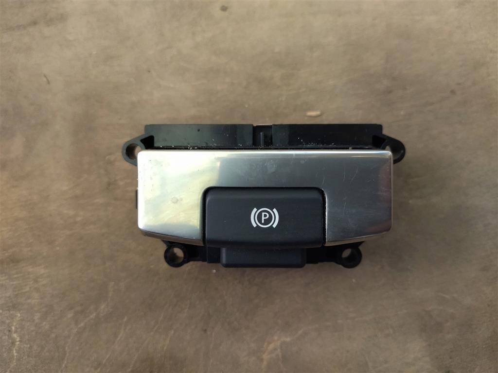кнопка ручного тормоза (ручника) Land Rover Range Rover Sport 2 поколение L494 2017, 3.0 л., дизель, АКПП, передний привод, LR070379, CPLA2B623AD, CPLA2B623AD - фото №1