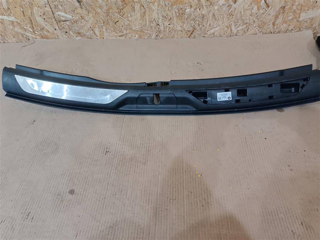 накладка внутренняя на заднюю панель кузова Maserati Levante 1 поколение M161 2017, 3.0 л., дизель, АКПП, передний привод, 890600800, 890600800 - фото №1