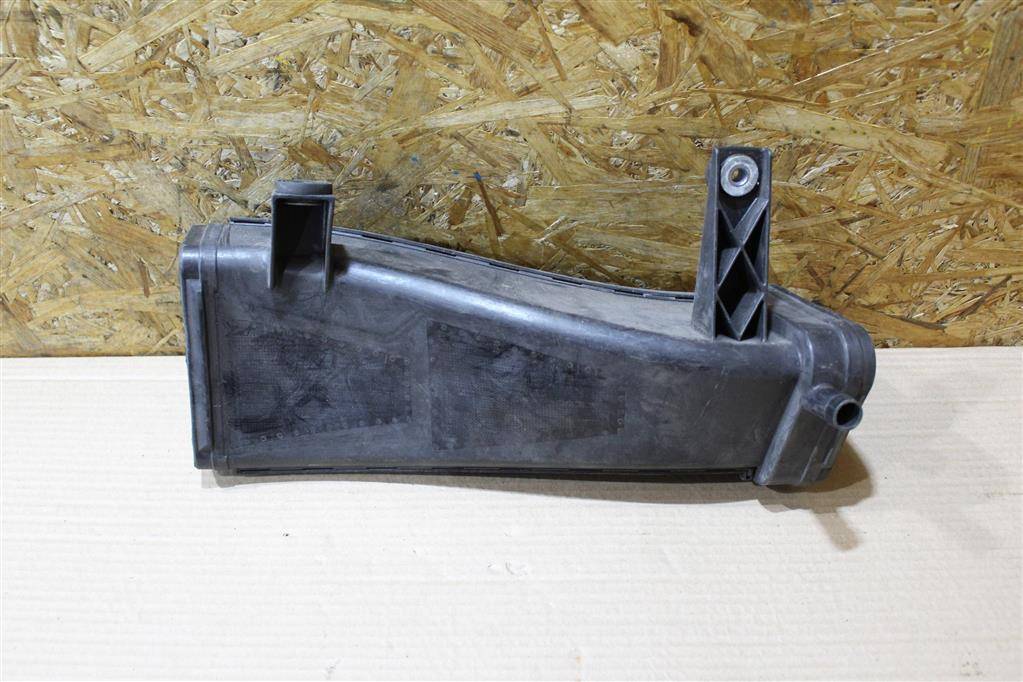 воздуховод (дефлектор) радиатора Audi R8 42 2008, 4.0 л., TFSI, бензин, АКПП, купе, передний привод, 420129927, 420129927 - фото №1