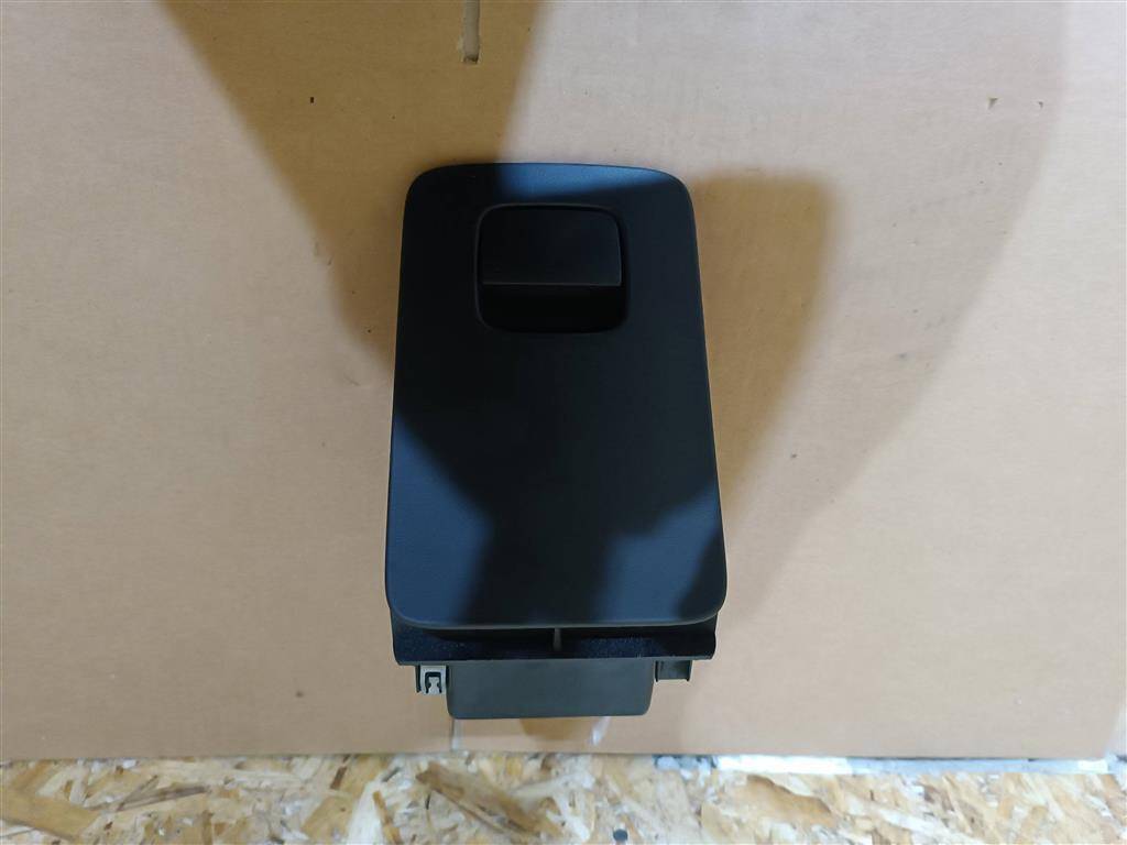 бардачок Volvo XC90 2 поколение 2019, 2.0 л., дизель, АКПП, передний привод, 31366376, 31366376 - фото №1