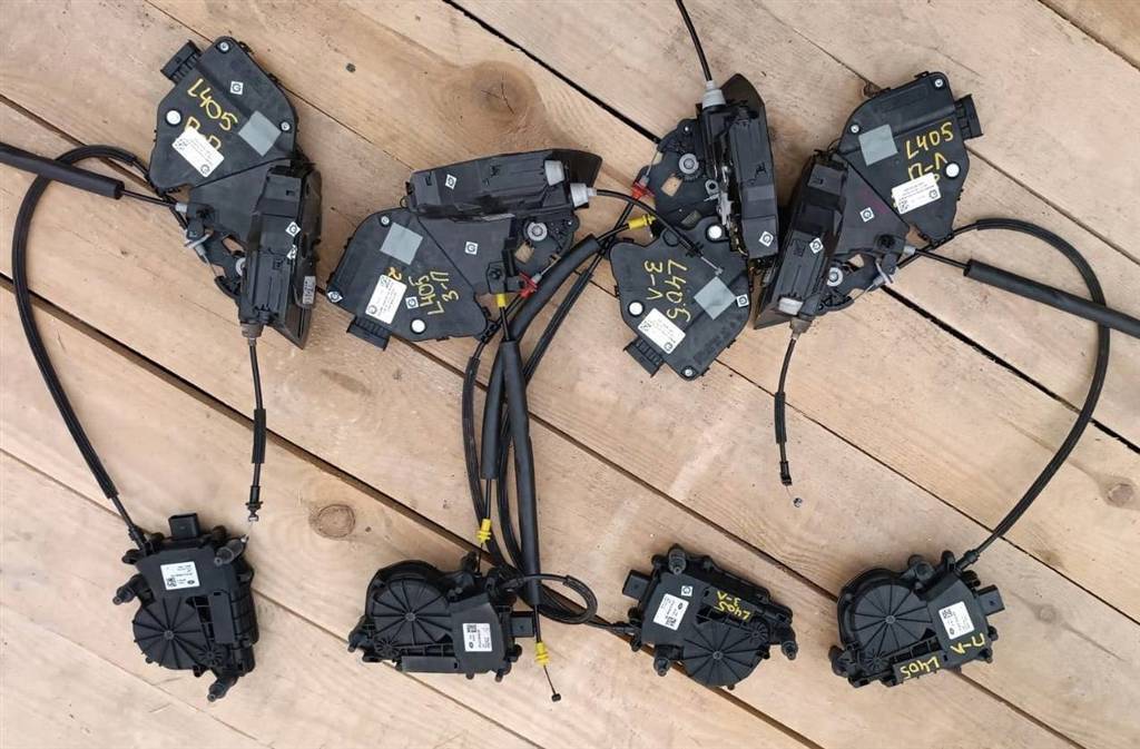 доводчик двери Land Rover Range Rover 4 поколение L405 2015, 4.4 л., дизель, АКПП, полный привод, правый руль, 448DT - фото №1