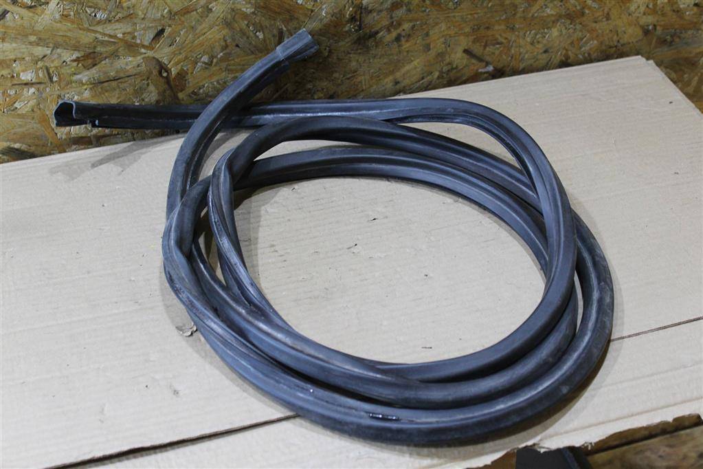 уплотнитель двери Volvo XC90 2 поколение 2019, 2.0 л., дизель, АКПП, передний привод, 31402737, 31402737 - фото №1