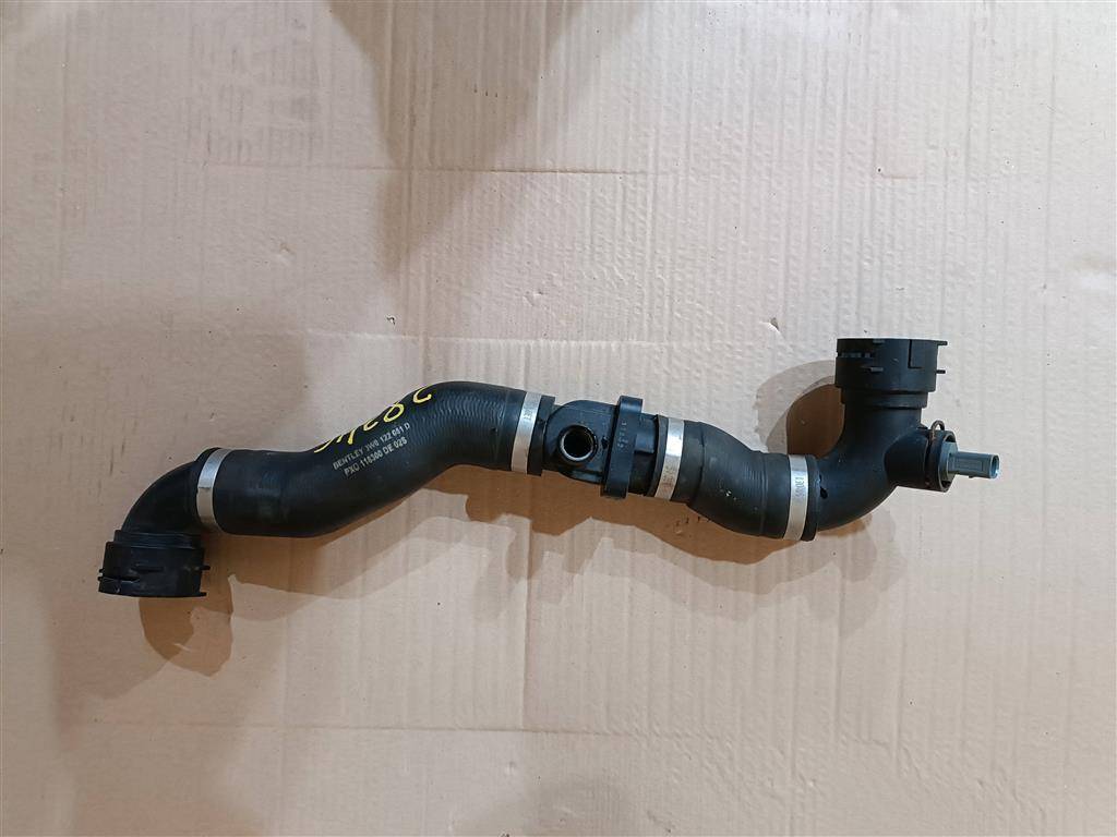 патрубок радиатора Bentley Continental Flying Spur 1 поколение 2012, 6.0 л., бензин, АКПП, серый, передний привод, 3W0122051D, 3W0122051D - фото №1