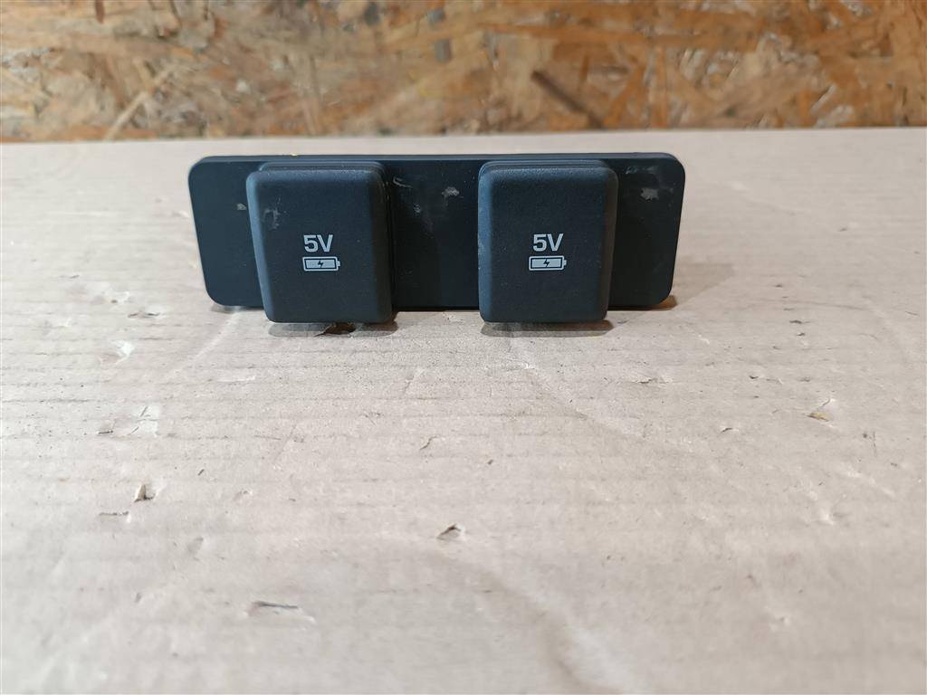 разъем (фишка) проводки Jaguar XE 1 поколение X760 2015, 2.0 л., дизель, АКПП, передний привод, JPLA045B49A, JPLA045B49A, LR101656, JPLA045B49AA, LR160030, JPLA045B49AB, LR164876, JPLA045B49AC - фото №1