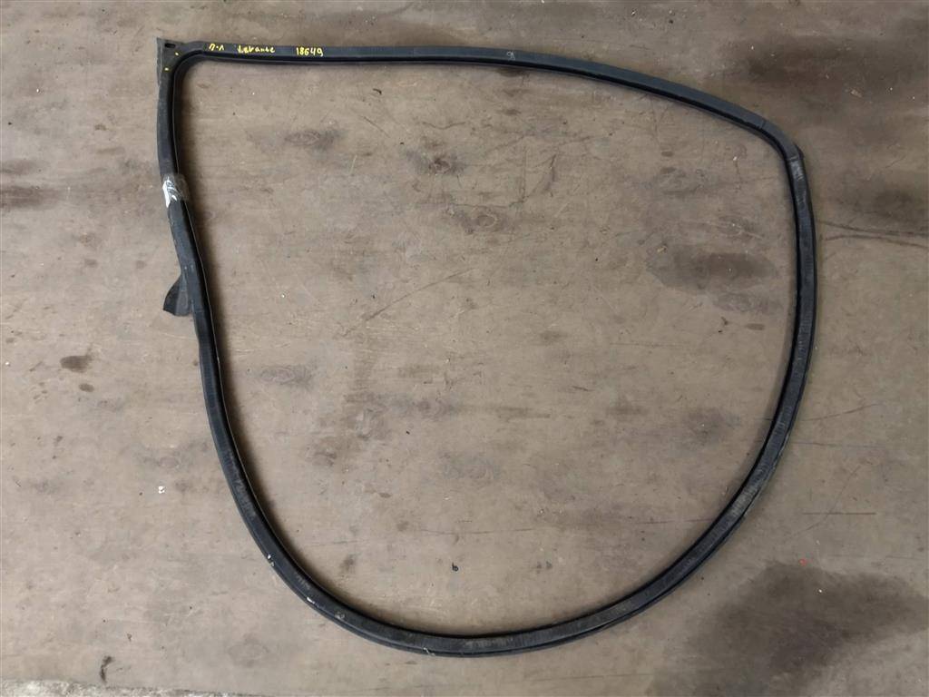 уплотнитель двери Maserati Levante 1 поколение M161 2020, 3.0 л., дизель, АКПП, передний привод, 670032866, 670032866 - фото №1