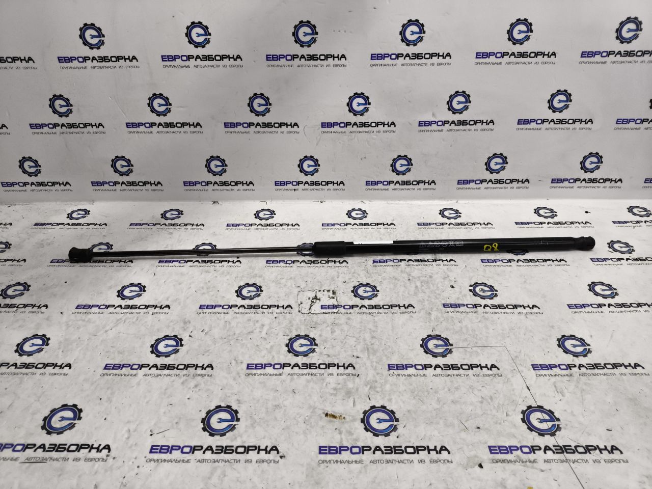 амортизатор капота Audi Q8 4M 4M8 2021, 3.0 л., TFSI, DCBD, бензин, АКПП, черный металлик, внедорожник 5 дв., полный привод, правый руль, 4M8823359A - фото №1