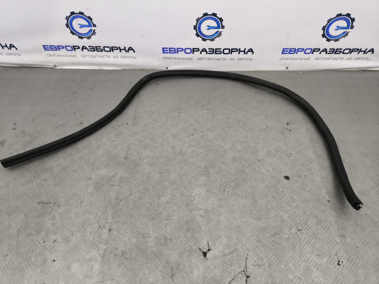 уплотнитель двери Bentley Continental GT 3 поколение 2023, 4.0 л., CVD, бензин, АКПП, красный, купе, полный привод, правый руль, 3SD831721A - фото №1