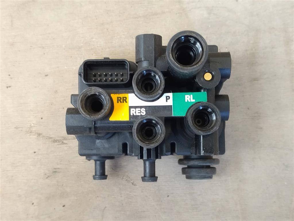 блок клапанов пневмоподвески Land Rover Range Rover Sport 2 поколение L494 2017, 3.0 л., дизель, АКПП, передний привод, LR070246, CPLA5B710BC, CPLA5B710BC - фото №1