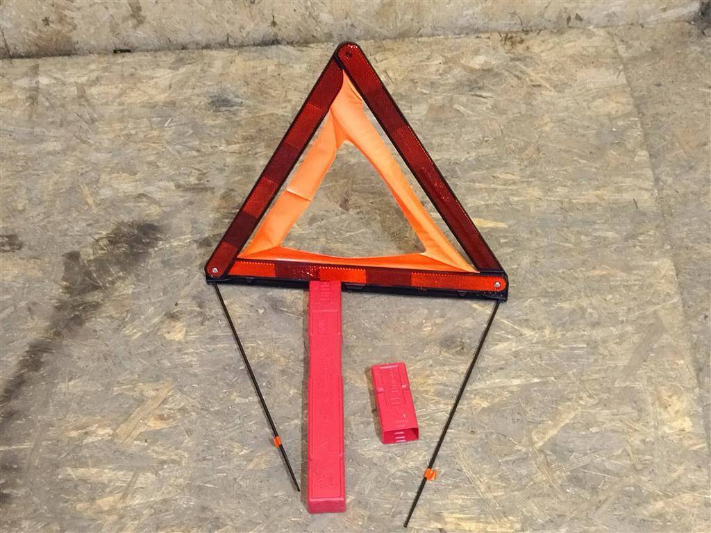 знак аварийной остановки BMW 4 серия F32/F33 2016, 2.0 л., дизель, АКПП, передний привод, 71606770487, 71606770487, 6768272, 6770096, 6770487, 6782323, 6784336, 71606768272, 71606770096, 71606782323, 71606784336 - фото №1