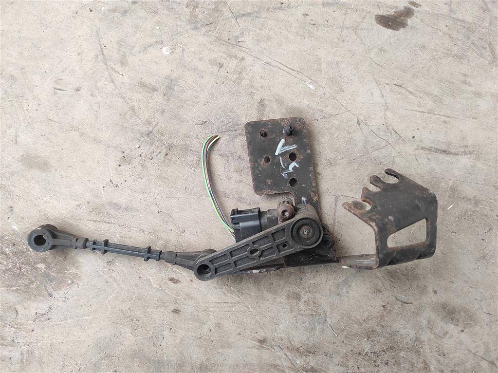 датчик дорожного просвета Land Rover Range Rover 4 поколение L405 2015, 4.4 л., дизель, АКПП, полный привод, правый руль, CPLA3D026BA, LR033257, CPLA3D026BA - фото №1