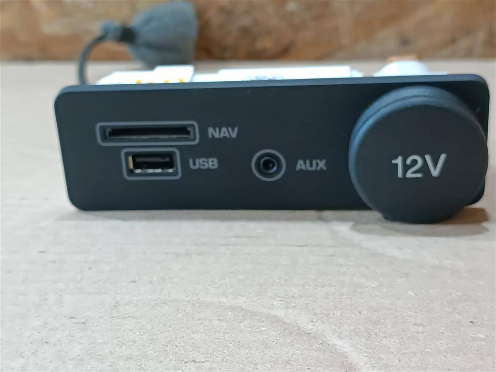 разъем AUX / USB Jaguar XE 1 поколение X760 2015, 2.0 л., дизель, АКПП, передний привод, FK7219C166BC, LR061057, T2H6973, T2H22664, FK7219C166BD, LR085516, FK7219C166BC - фото №1