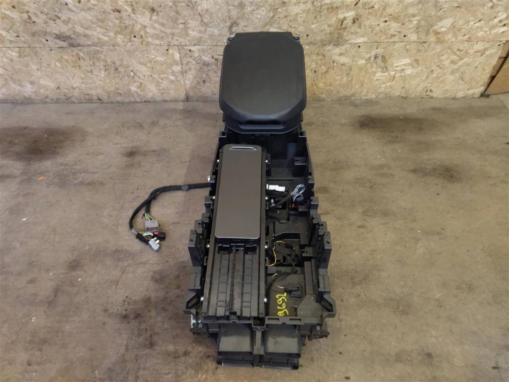 подлокотник Land Rover Range Rover Sport 2 поколение L494 2017, 3.0 л., дизель, АКПП, передний привод, DK6267448AC, LR055989, LR044748, LR044748, DPLA045J40BD, DPLAK14181AC8NUG, LR044751 - фото №1