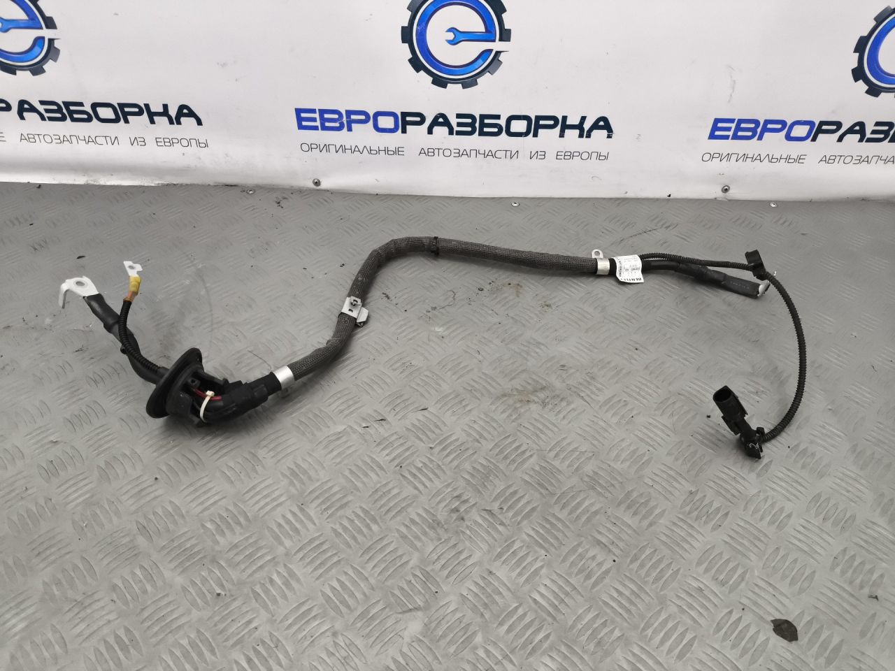 провод с генератора на стартер Bentley Continental GT 3 поколение 2023, 4.0 л., CVD, бензин, АКПП, красный, купе, полный привод, правый руль, 3SA971054A - фото №1