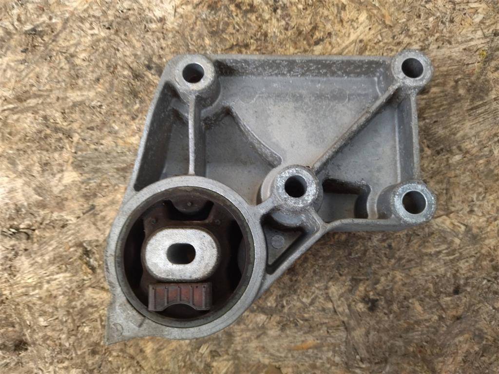 кронштейн редуктора Bentley Continental GT 2 поколение 2015, 4.0 л., TFSI, бензин, АКПП, передний привод, 3D0599125E, 3D0599285B, 3D0599125E - фото №1