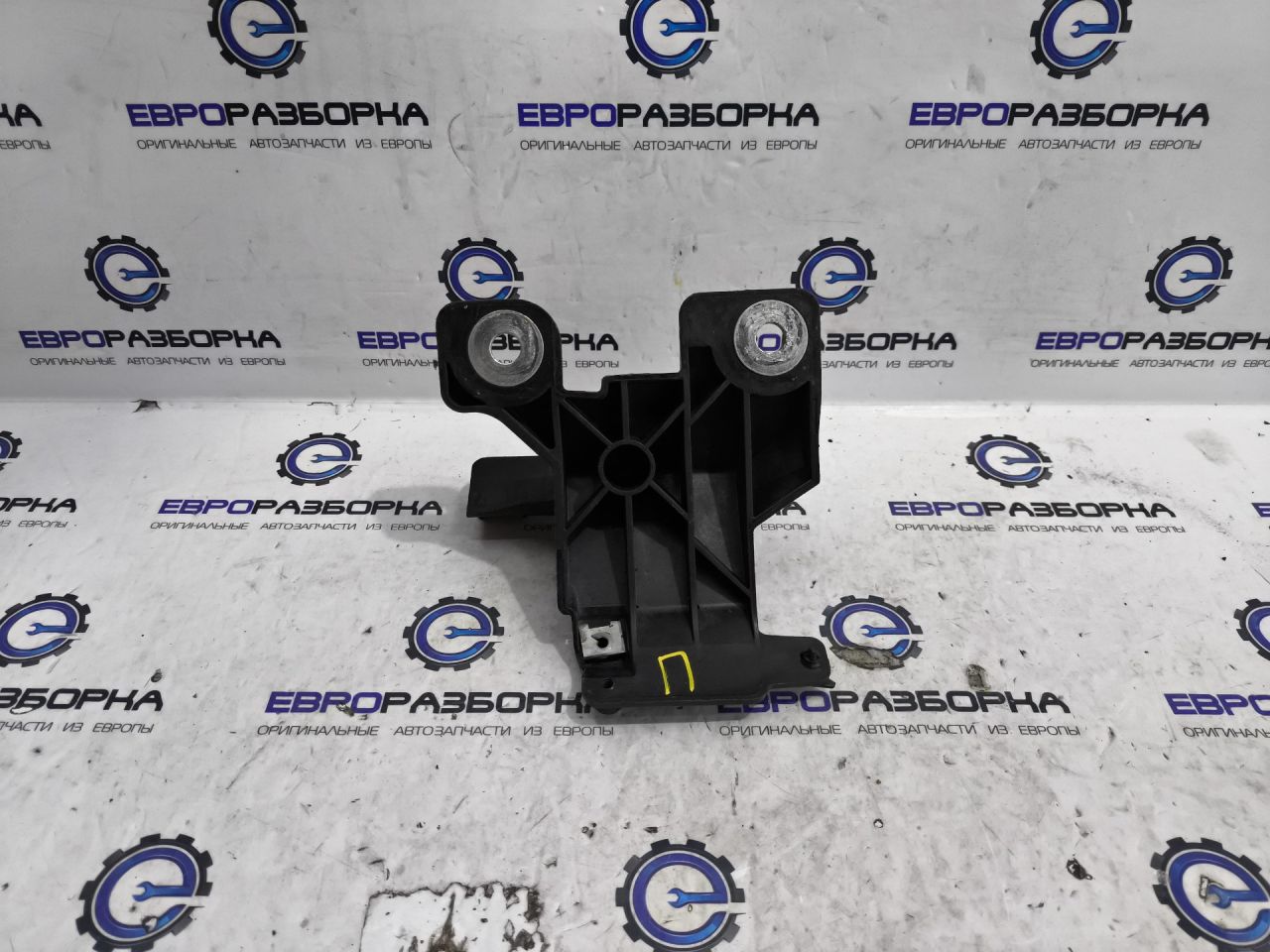 кронштейн (крепление) Land Rover Range Rover 4 поколение L405 2015, 4.4 л., дизель, АКПП, полный привод, правый руль - фото №1