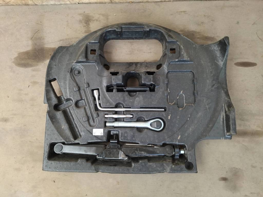 ящик под инструменты Mercedes-Benz GLS-Класс X166 2018, 3.0 л., дизель, АКПП, передний привод, A1668990021, A1668990600, A1668990021 - фото №1