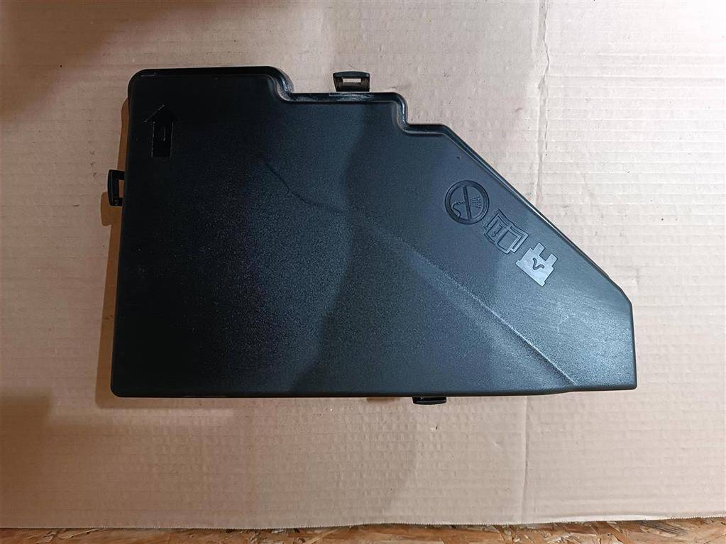 крышка блока предохранителей Volvo XC90 2 поколение 2019, 2.0 л., дизель, АКПП, передний привод, 31398001, 31398001 - фото №1