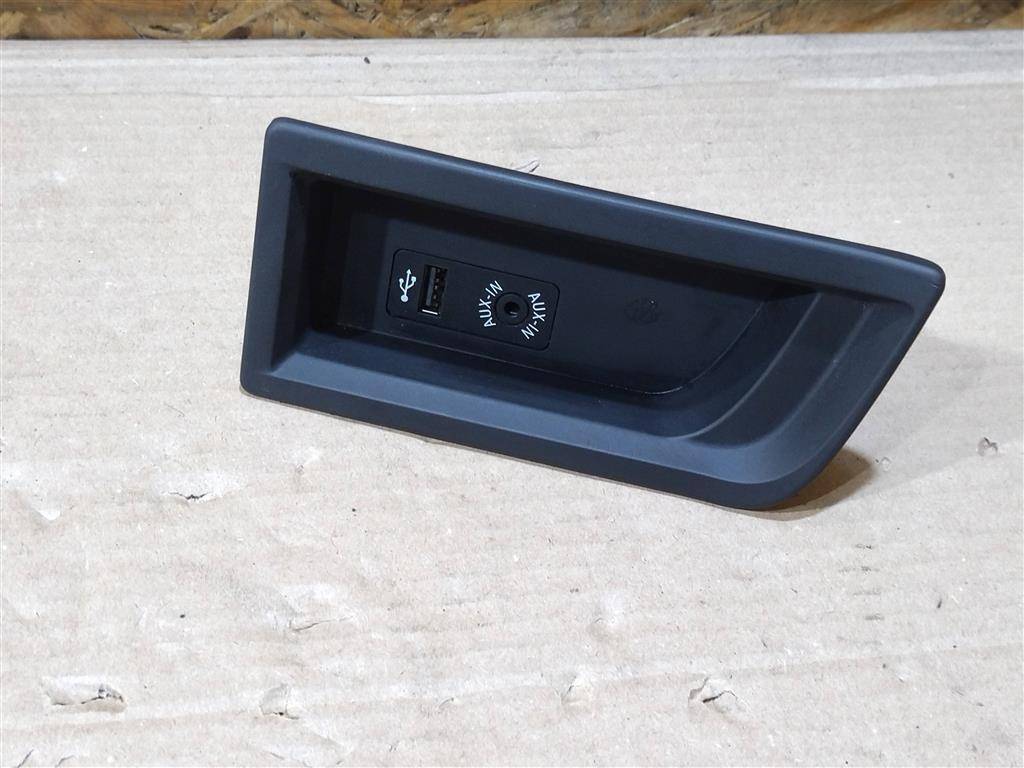 разъем AUX / USB BMW 2 серия F22/F23 2017, 3.0 л., АКПП, передний привод, 51169207358, 51169207359 - фото №1