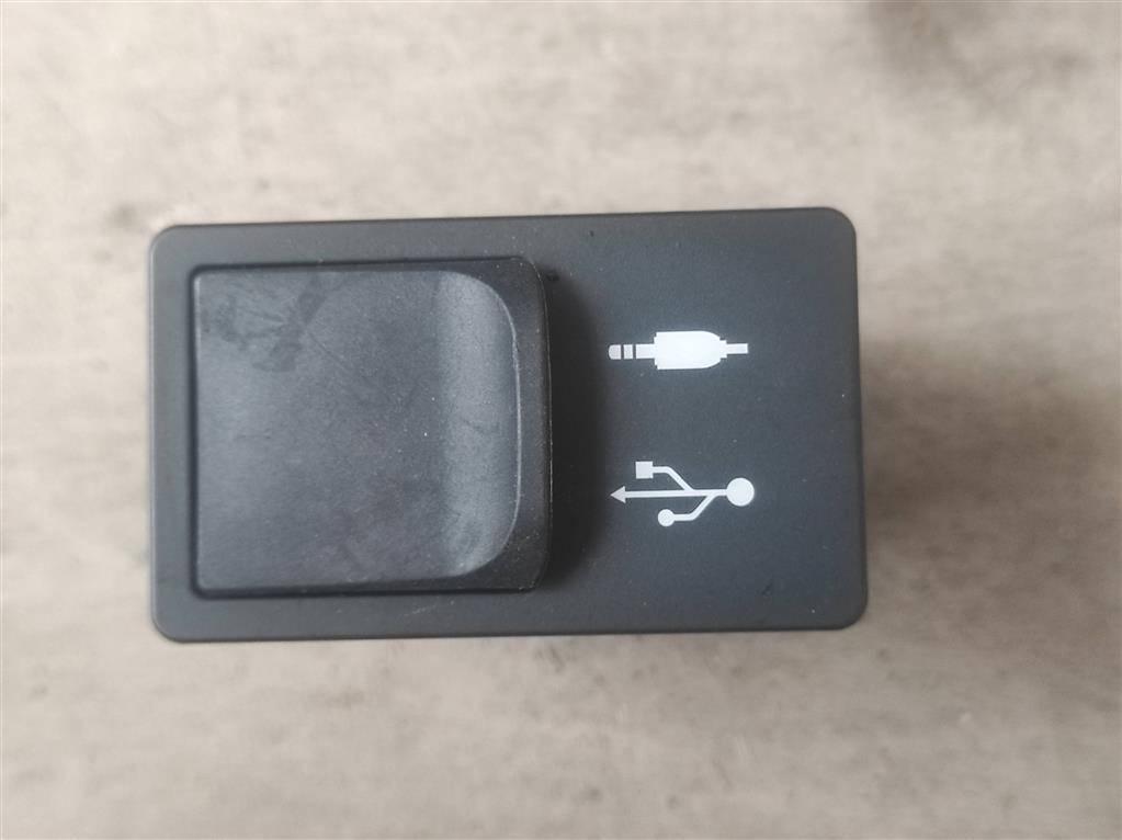 разъем AUX / USB Lexus GS 4 поколение 2013, 3.0 л., бензин, АКПП, передний привод, 8619030030, 8619030030, CALS01H0AJ - фото №1