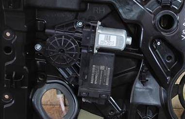 моторчик стеклоподъемника Volvo XC90 2 поколение 2018, 2.0 л., дизель, АКПП, передний привод, 89, 31674760, 31674760 - фото №1