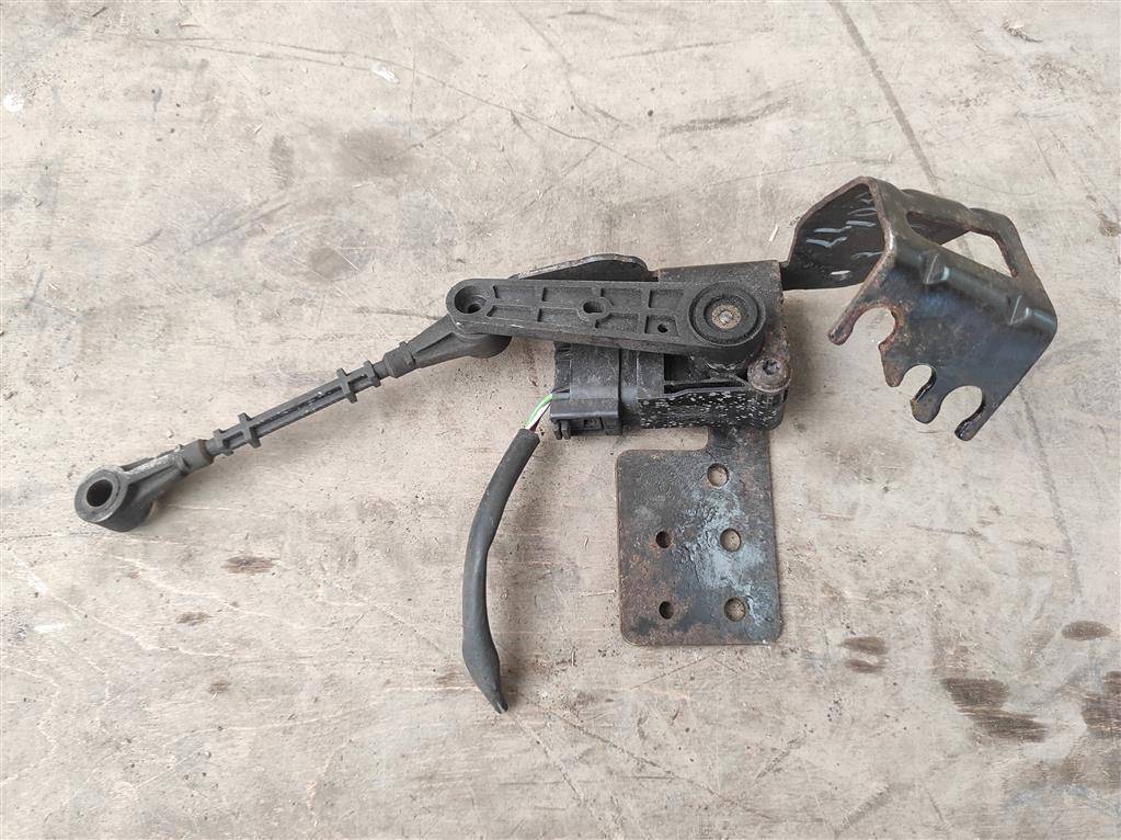 датчик дорожного просвета Land Rover Range Rover 4 поколение L405 2015, 4.4 л., дизель, АКПП, полный привод, правый руль, CPLA3D026BA, LR033257, CPLA3D026BA - фото №1