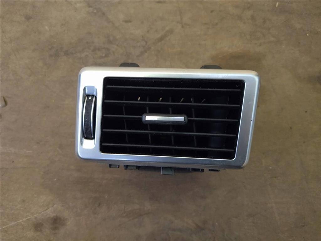 дефлектор обдува салона Land Rover Discovery Sport 1 поколение L550 2016, 2.0 л., дизель, АКПП, передний привод, LR110281, FK72018B09AD, LR072448, FK72018B09AC, LR072448 - фото №1