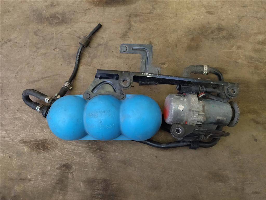 насос вакуумный Bentley Continental GT 1 поколение 2007, 6.0 л., бензин, АКПП, передний привод, 8E0927317D, 8E0927317D, 8E0927317J - фото №1