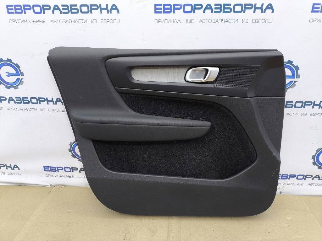 обшивка двери передняя левая Volvo XC40 1 поколение 2020, 1.5 л., бензин, denim blue, правый руль, 32282668 - фото №1