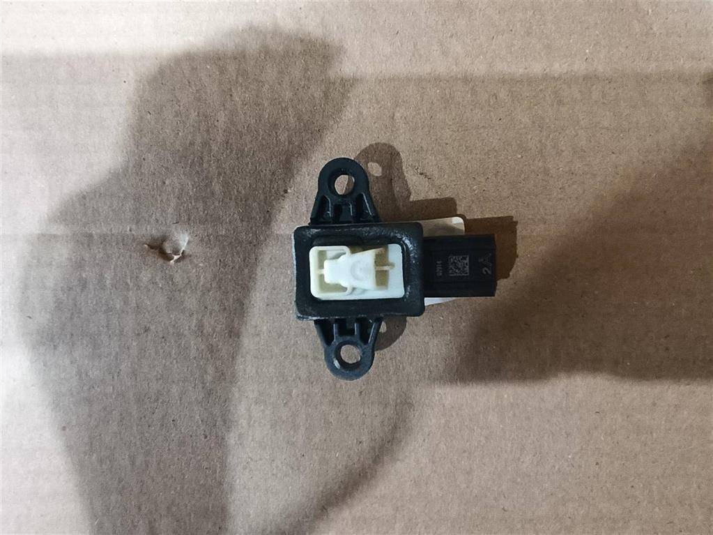 датчик удара Land Rover Range Rover 4 поколение L405 2014, 4.4 л., дизель, АКПП, полный привод, правый руль, CK5214C676AA, CK5214C676AA, C2Z25486, LR043878 - фото №1