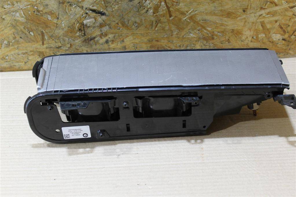 подстаканник Volvo XC90 2 поколение 2019, 2.0 л., дизель, АКПП, передний привод, 31389958, 31389958 - фото №1