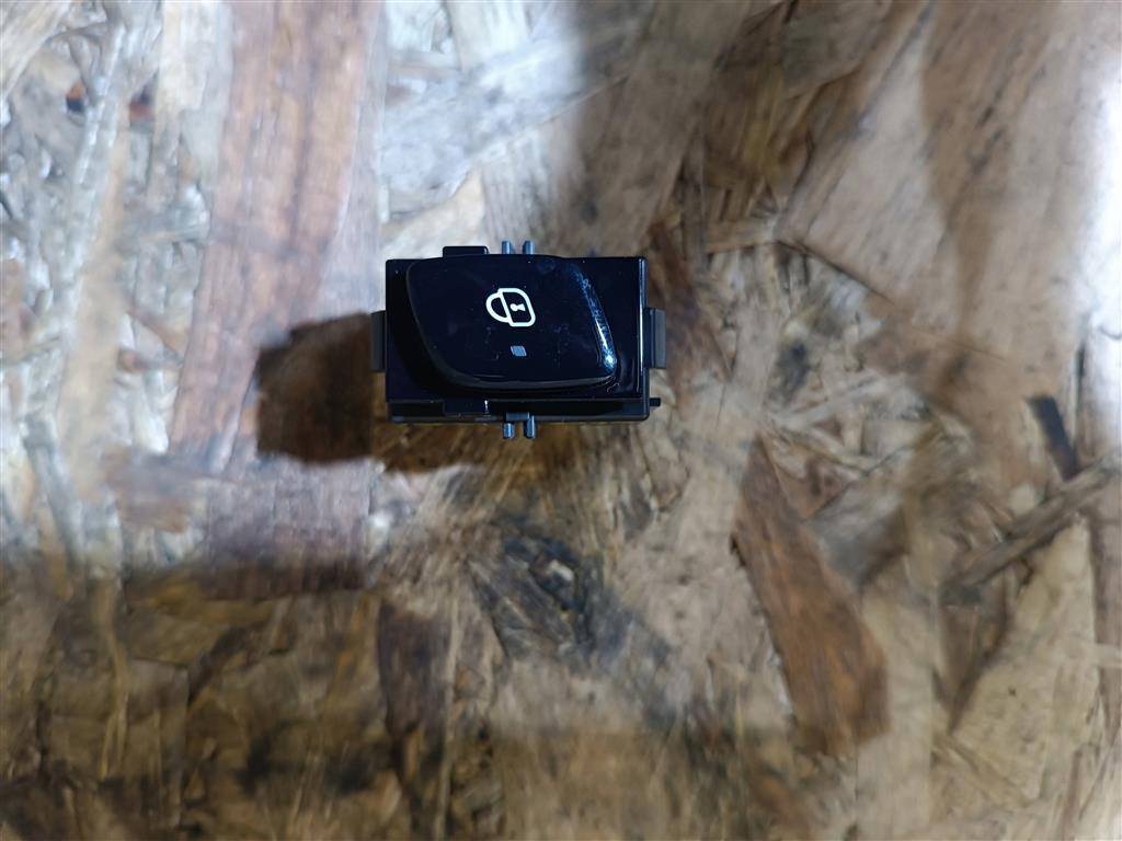 кнопка центрального замка Volvo XC90 2 поколение 2019, 2.0 л., бензин, АКПП, передний привод, 31376459, 31376459 - фото №1