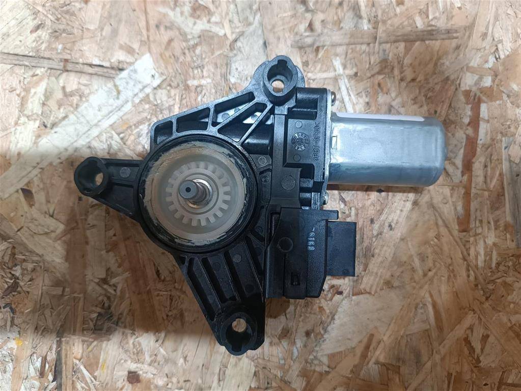 моторчик стеклоподъемника Mercedes-Benz GLS-Класс X166 2019, 3.0 л., CDi, дизель, АКПП, передний привод, A1669060501, A1669060501 - фото №1