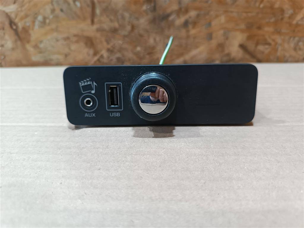 разъем AUX / USB Land Rover Range Rover 4 поколение L405 2014, 4.4 л., дизель, АКПП, полный привод, правый руль, CPLA19C166CB, C2D24417, LR044901, CPLA19C166CB, LR038184 - фото №1