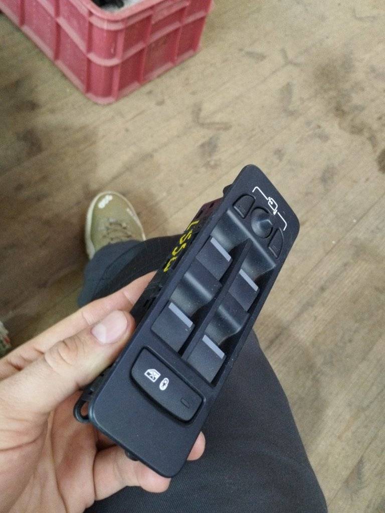 кнопка стеклоподъемника двери Land Rover Discovery Sport 1 поколение L550 2016, 2.0 л., дизель, АКПП, передний привод - фото №1