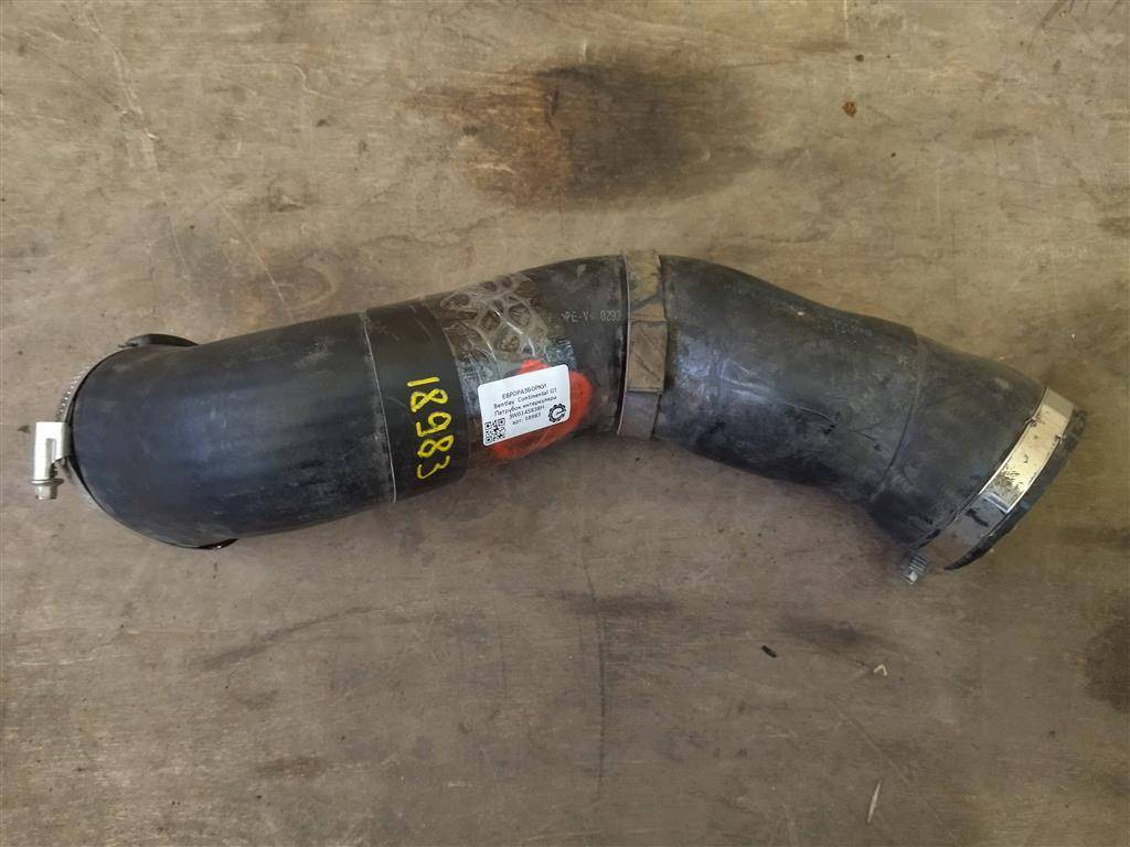 патрубок интеркулера Bentley Continental GT 1 поколение 2007, 6.0 л., бензин, АКПП, передний привод, 3W0145838H, 3W0145838H, 4W0145737B - фото №1