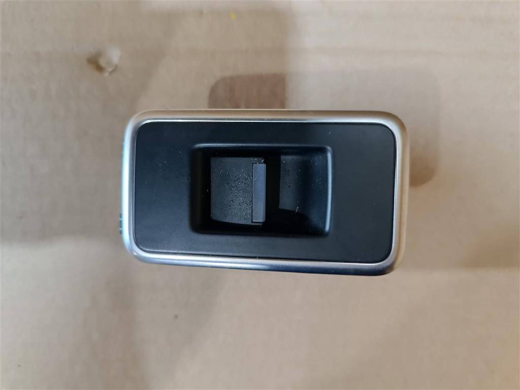 кнопка стеклоподъемника двери Land Rover Range Rover 4 поколение L405 2014, 4.4 л., дизель, АКПП, полный привод, правый руль, LR034811, LR034811, CPLA14717BA, LR078893 - фото №1